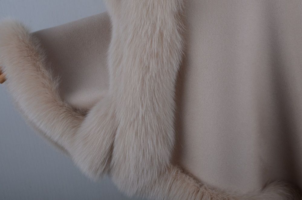 優しい雰囲気のカシミヤ混ウールフォックスファー付きポンチョ 肉厚毛皮ファー