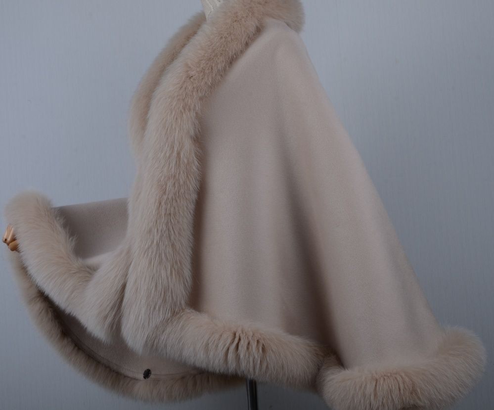 優しい雰囲気のカシミヤ混ウールフォックスファー付きポンチョ 肉厚毛皮ファー