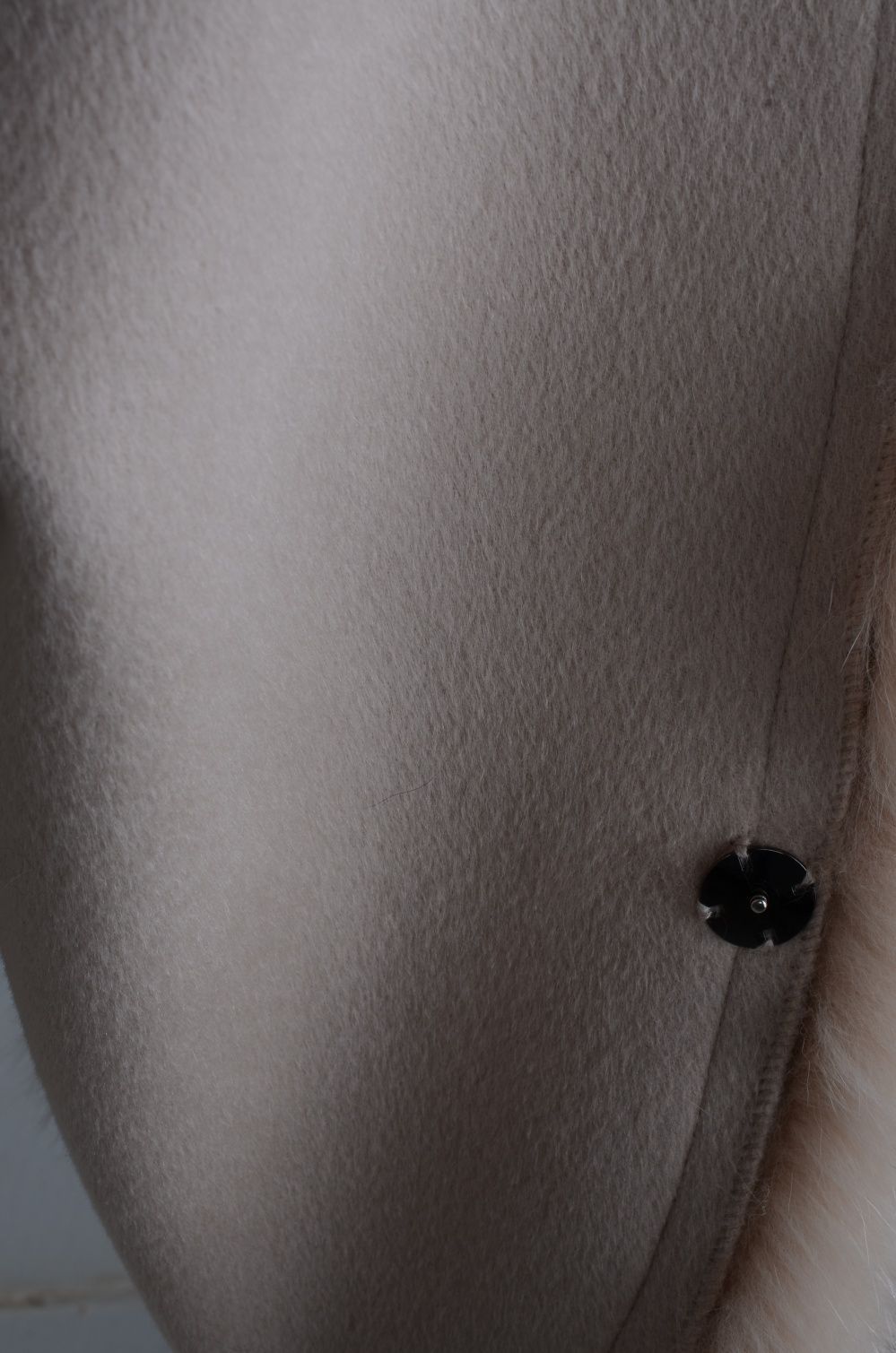 優しい雰囲気のカシミヤ混ウールフォックスファー付きポンチョ 肉厚毛皮ファー