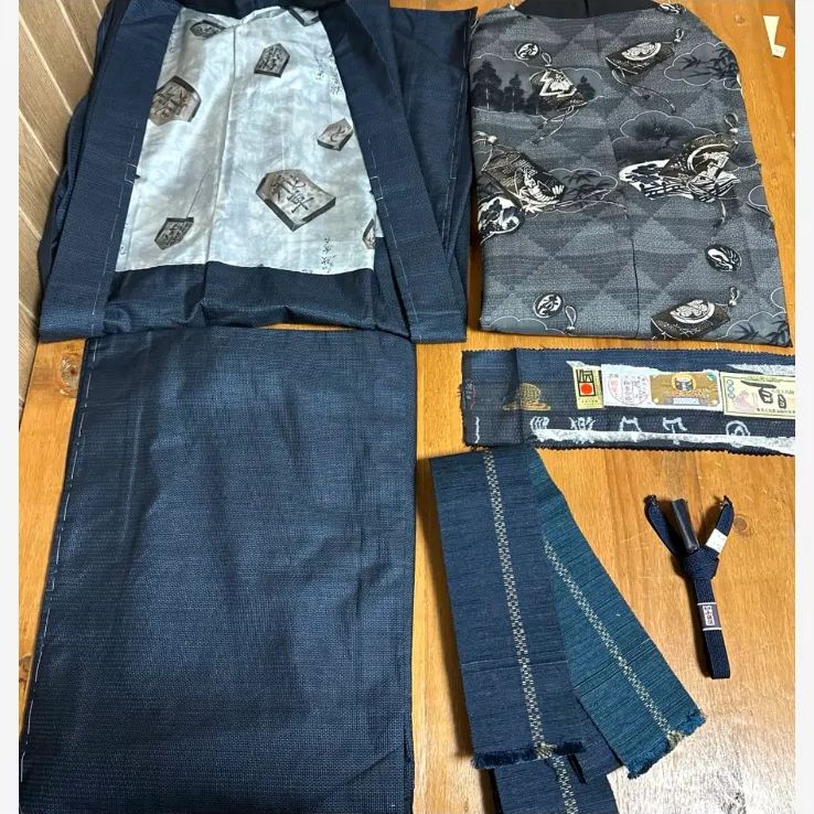 8194☆送料込み❣️ 正絹 奄美大島紬 アンサンブル 反物 4本 まとめ売り❣️ 男物本場奄美大島紬アンサンブルフルセット100亀甲 証紙付き 正絹 逸品