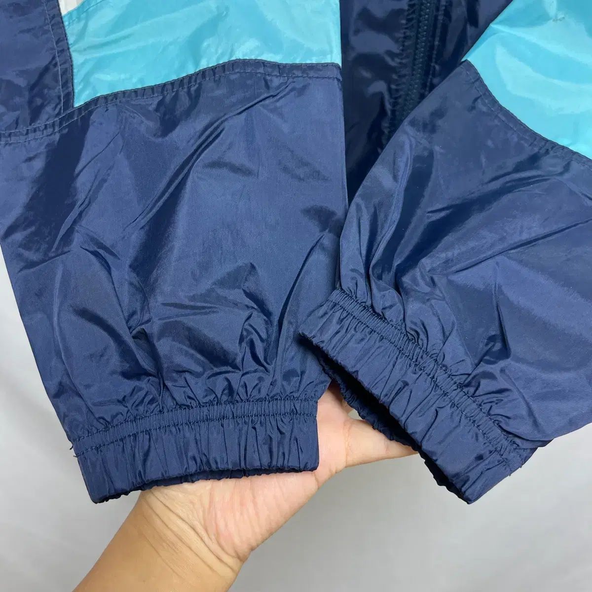 FCバイエルン・ミュンヘン　ウインドブレーカーネイビー FCバイエルン・ミュンヘン ウインドブレーカーネイビー