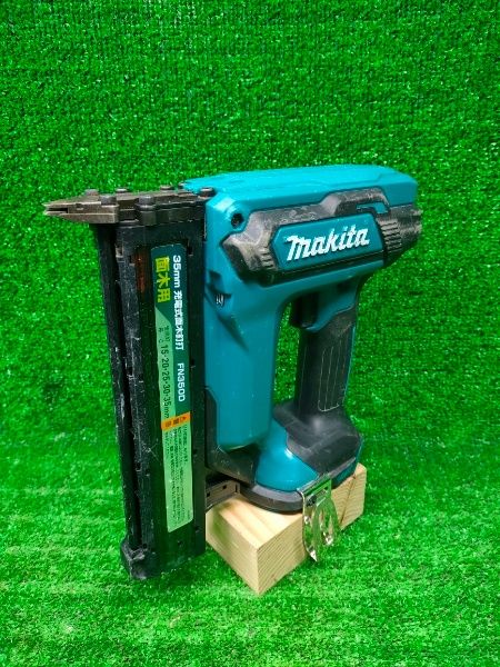 マキタ makita 本体 ケース付 バッテリ 充電器別売 35 mm充電式面木釘打機