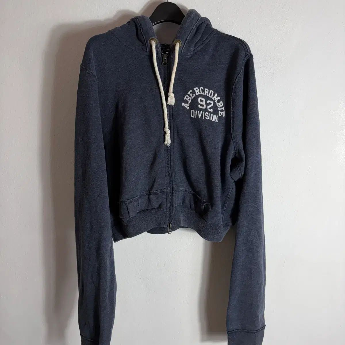 アバクロンビー ネイビー クロップド フードジップアップ L