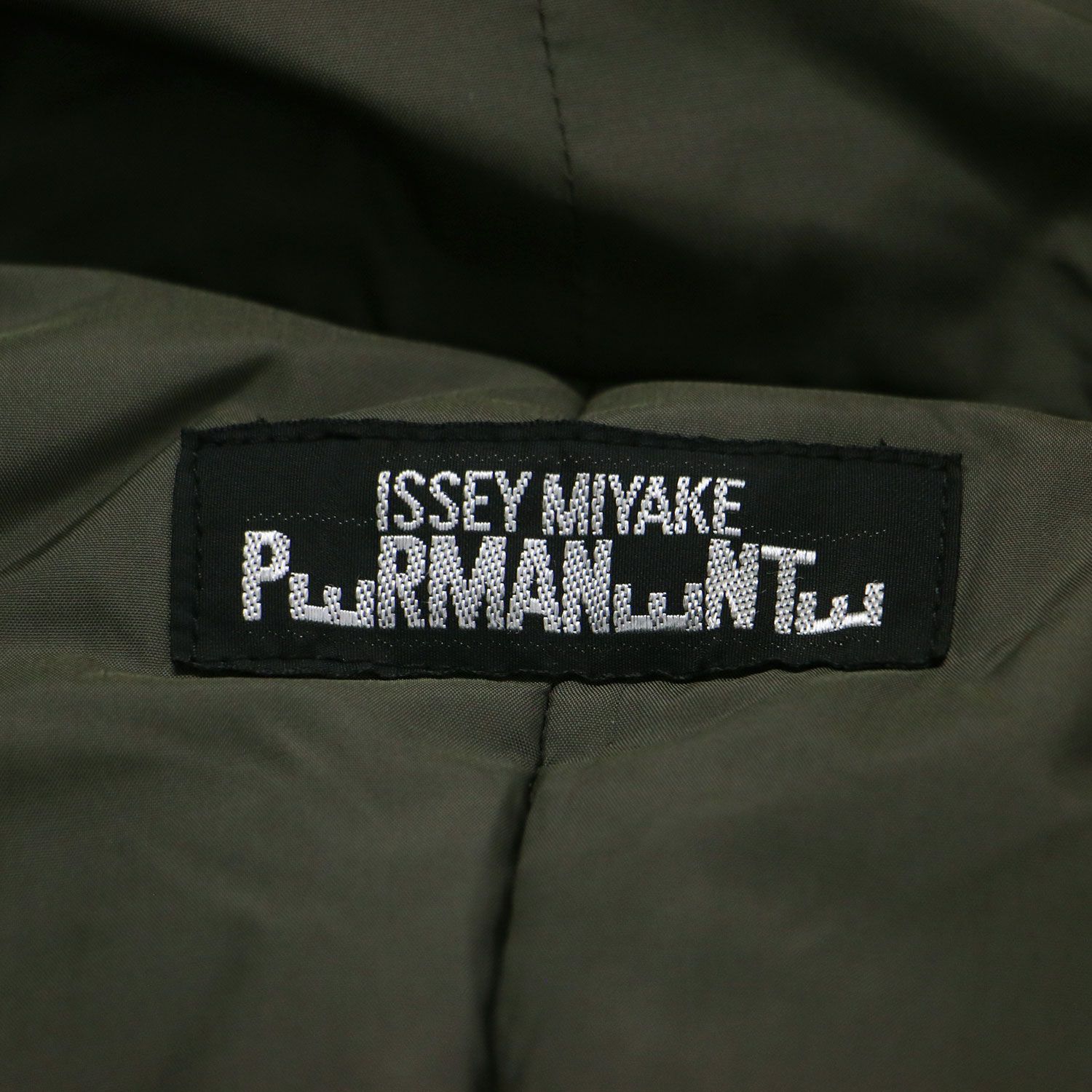 美品　イッセイミヤケ　ナイロンコート　カーキ ISSEY MIYAKE - ISSEY MIYAKE / イッセイミヤケ | 撥水 ナイロン
