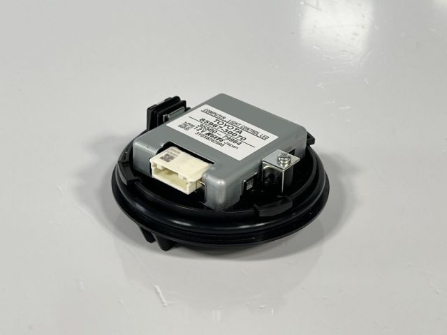 【驚きの破格値，本物保証】 低走行 200系 4～6型 ハイエース / プリウス ZVW30 後期 / レクサス 純正 LEDコンピューター 片側/1個 85967-30070 35500-79964 管理26334 ライト
