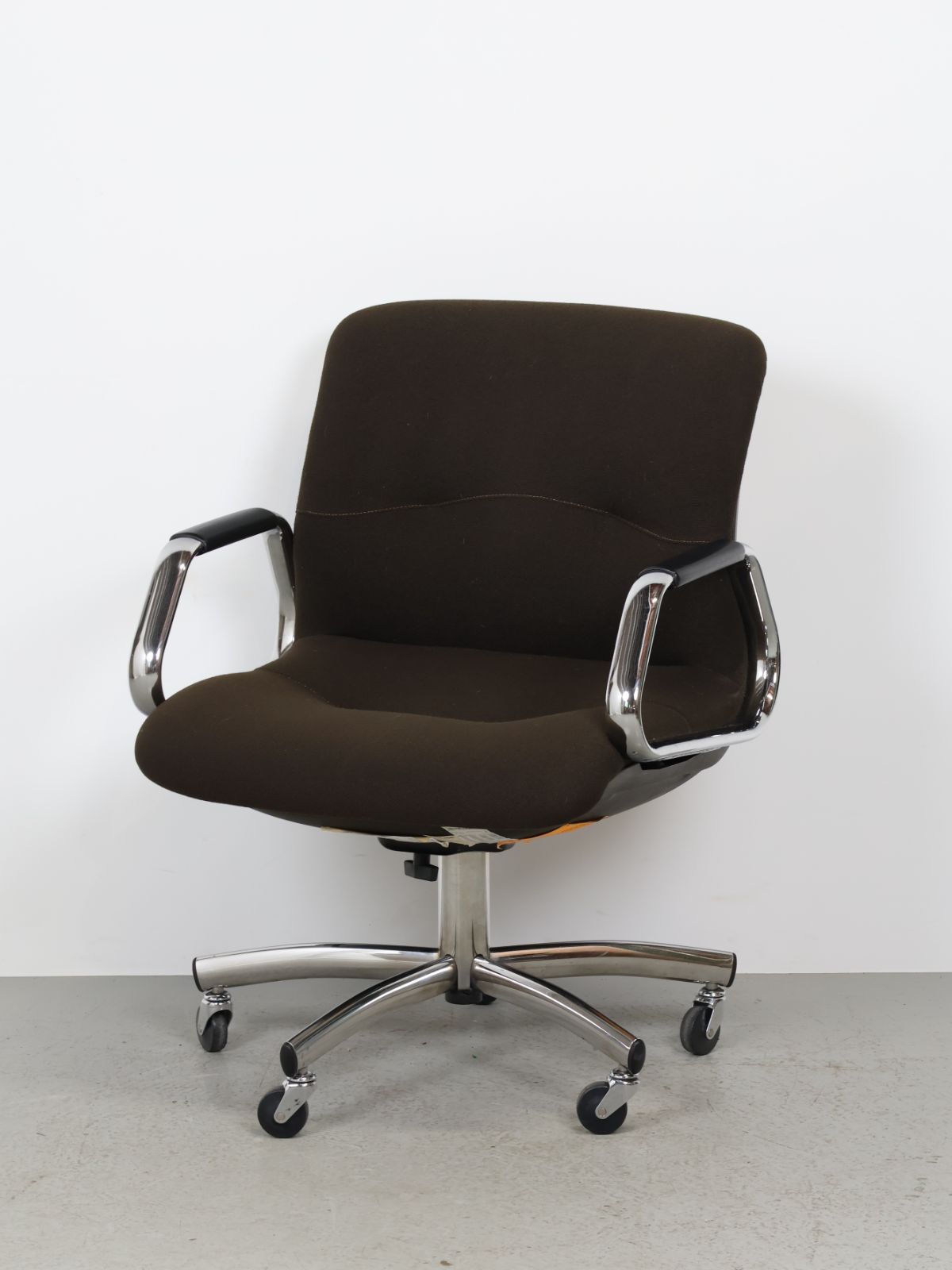 1980年代 Steelcase社製 ヴィンテージ クロムベース ブラウンファブリック アームチェア