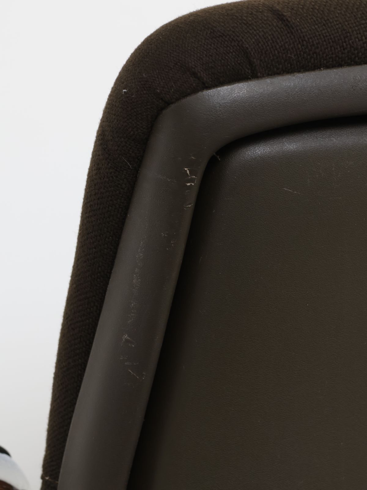 ブラウンファブリック アームチェア