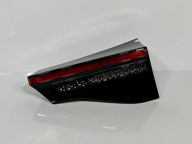 ヤリスクロス MXPJ10 右テールランプ 新品 81551-52E50 美品⁄低走行 ヤリスクロス MXPJ10 MXPB10 右フィニッシャーランプ