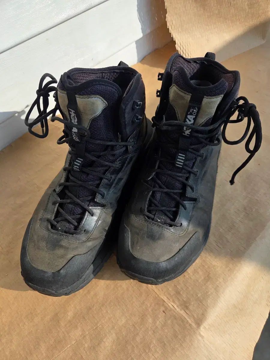 HOKA ブラック 登山靴 トレッキングシューズ カハ1 275