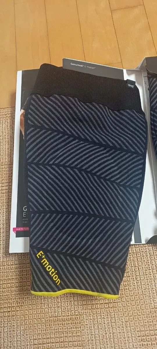 6 バスケットボール膝サポーター ジェニュメディ エモーション 3 0