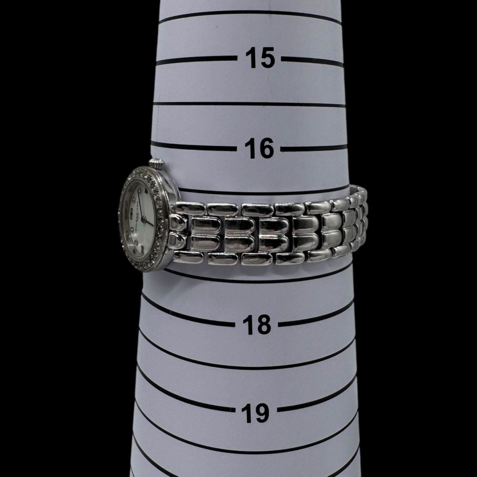  稼働 バレンシアガ 8 Pダイヤ シェル文字盤 レディース腕時計 ストーンベゼル デイト 2針 クォーツ QZ シルバー SS 腕時計(クォーツ) 腕時計(アナログ)