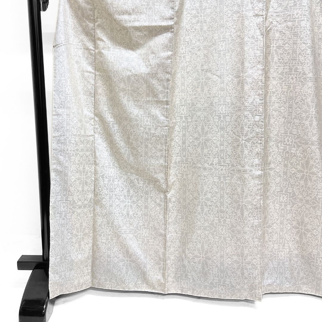 未着用　小紋　白大島紬　華紋　幾何学　唐花　アラベスク　着物　041a d 未着用 小紋 白大島紬 華紋 幾何学 唐花 アラベスク 着物 041a d