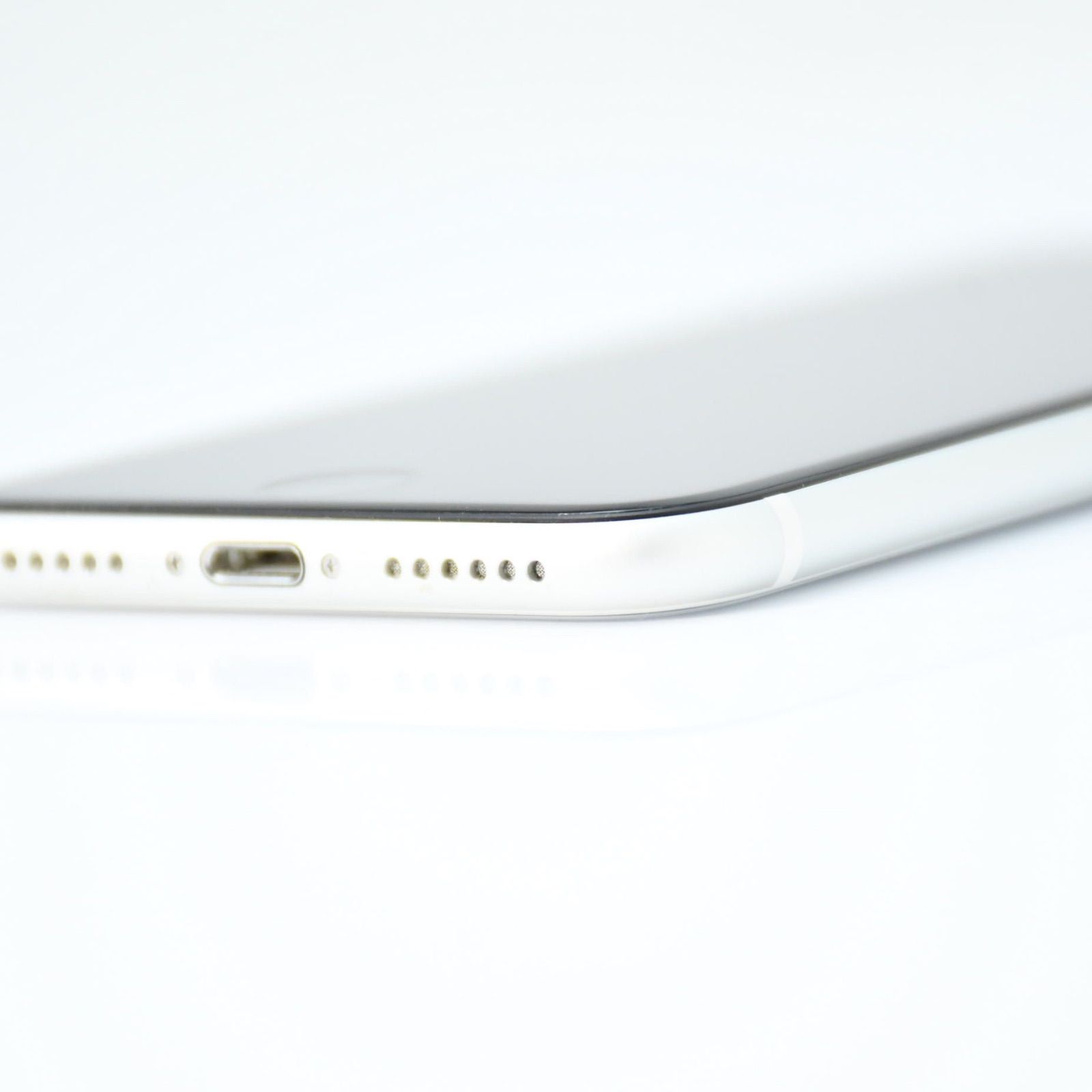 iPhone SE 第2世代 64GB ホワイト バッテリー82% 初期化済 美品＊純正バッテリー82％】SIMフリー iPhone SE 第2世代 64GB