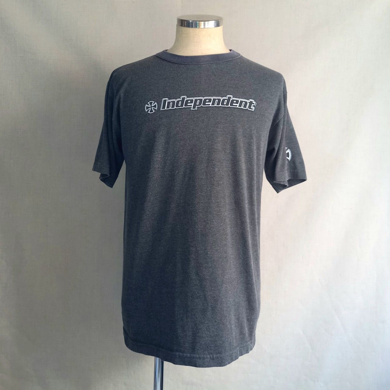 00s independent インディペンデント Tシャツ アイアンクロス M 00s INDEPENDENT アイアンクロス Tシャツ Mサイズ位 バークロスロゴ