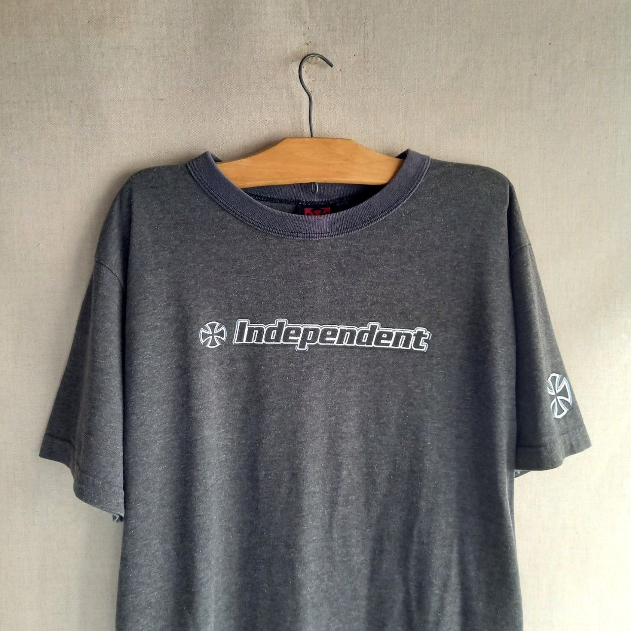 00s INDEPENDENT アイアンクロス Tシャツ Mサイズ位 バークロスロゴ