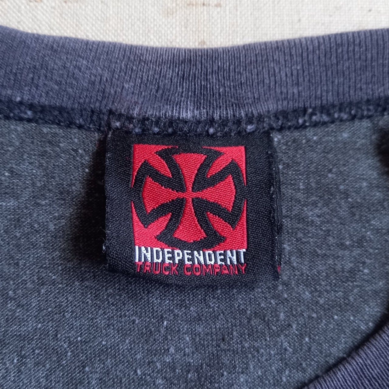 00s INDEPENDENT アイアンクロス Tシャツ Mサイズ位 バークロスロゴ