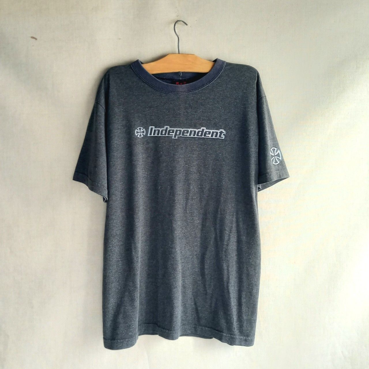 00s INDEPENDENT アイアンクロス Tシャツ Mサイズ位 バークロスロゴ