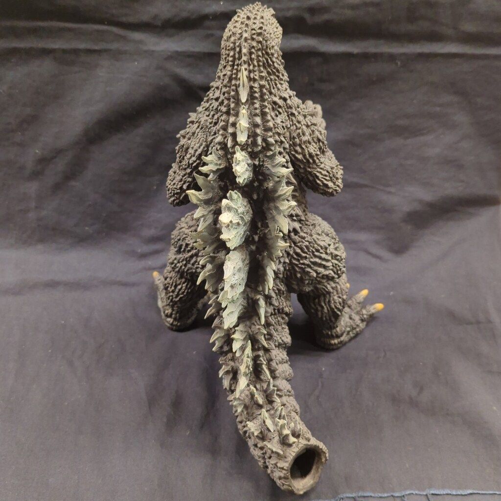 東宝30cmシリーズ 酒井ゆうじ造形 ゴジラ(2002) 嵐の中の攻防　一般流通 公式オンラインストア。東宝30㎝シリーズ 酒井ゆうじ造形コレクション