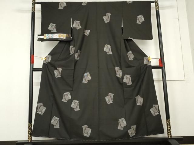 平和屋着物 本場大島紬 純泥染 カタス9マルキ 手織り 地空き 色紙重ね文 黒地 泉道雄作 証紙付き 正絹 cs