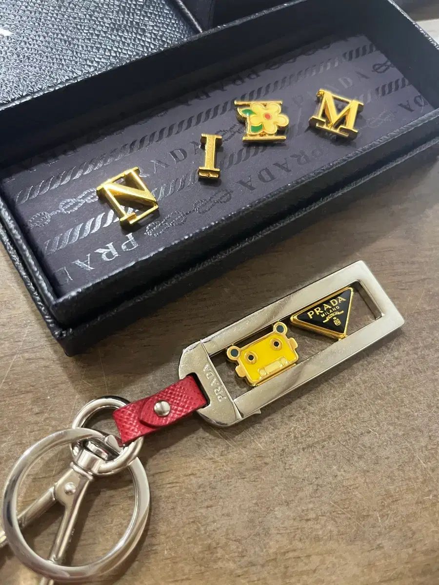 PRADA プラダ イニシャル キーホルダー - メルカリ