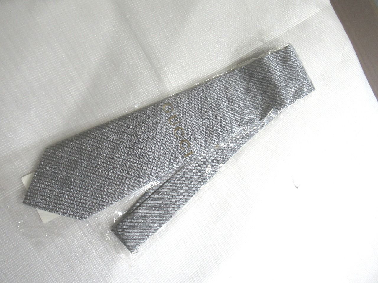 GUCCI ネクタイ 剣先約８㎝ シルク１００％ グレー～シルバー系 インターロッキングG GGマーク