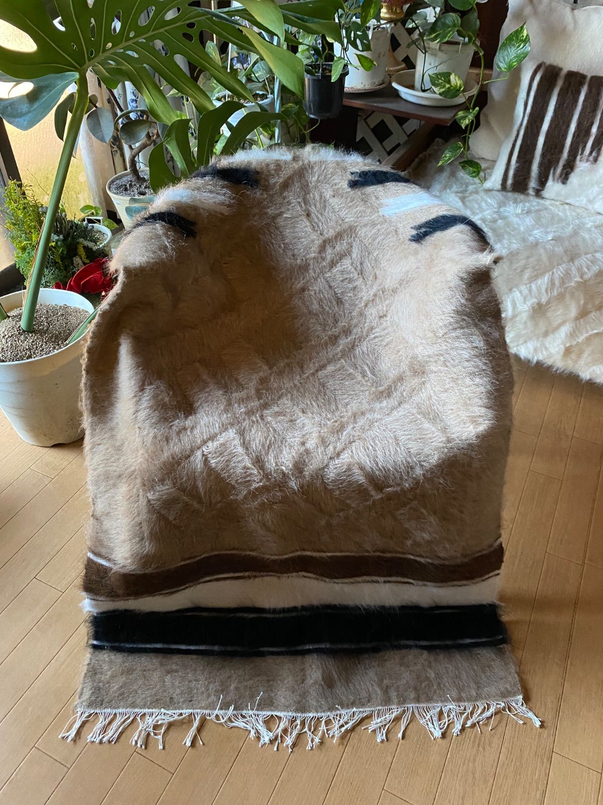 の新しいシイルトバッタニイェ 厚みあり毛量も多い のバッタニイェ アンゴラヤギのモヘアで織り機で織られた暖かい毛布 ラグにはもちろんソファや椅子カバーにも 当店27年現地直輸入卸売価格上質のシイルトバッタニイェもお任せください 少し長めの125 cm