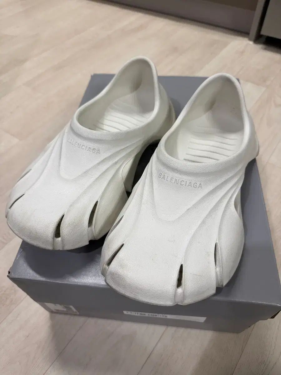 バレンシアガ モールド クローズド