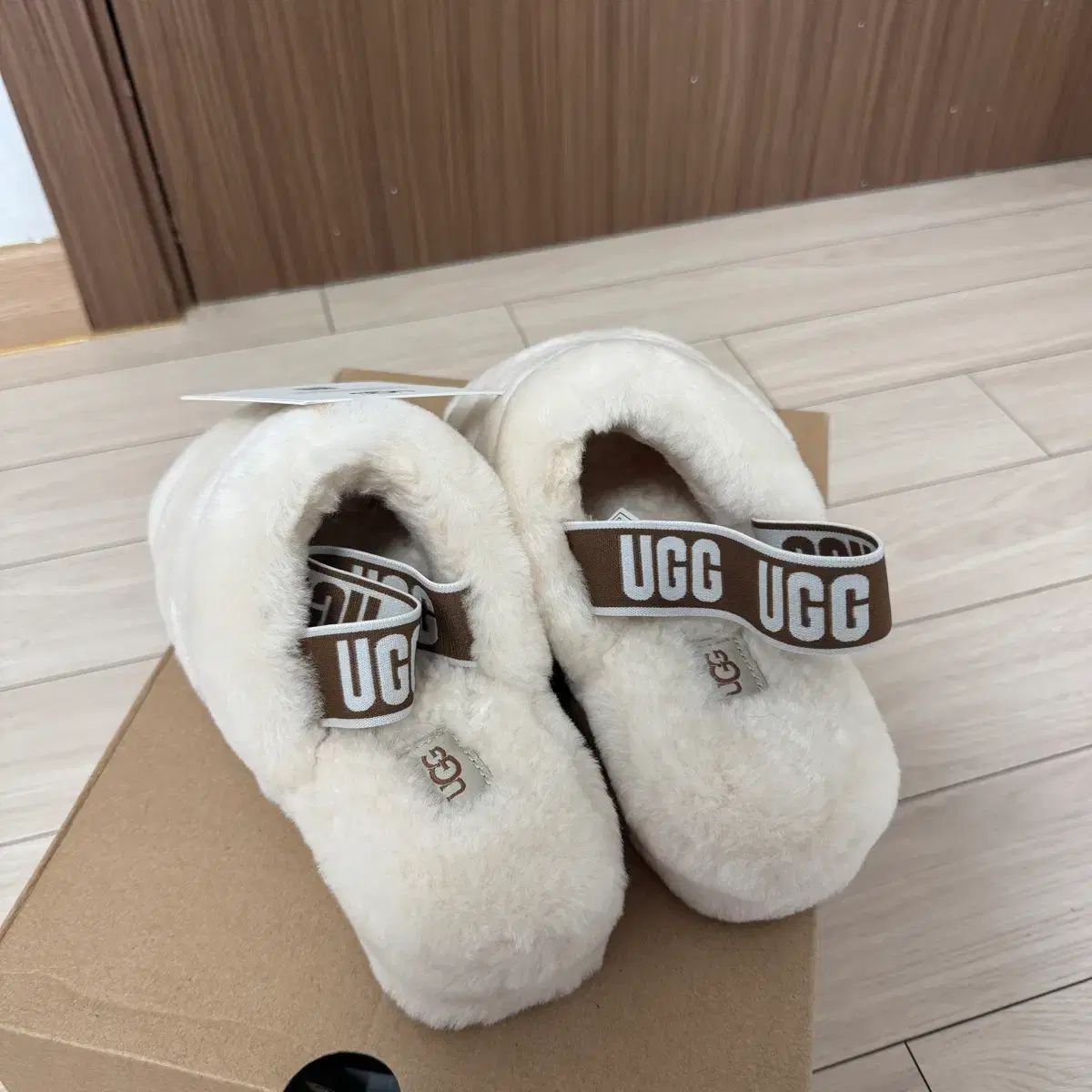 UGG アグ フラッフ イェ スライド ナチュラル 240 7 w
