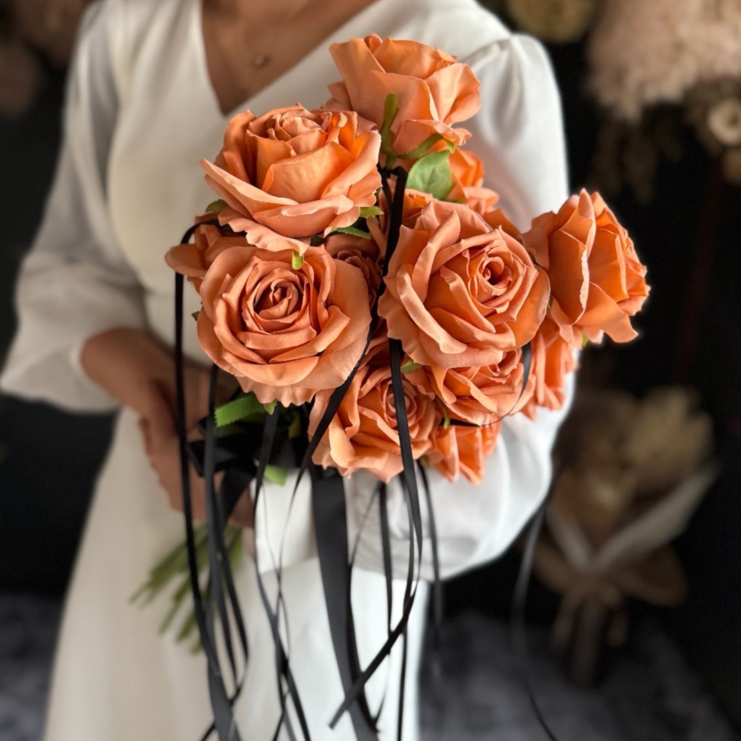 テラコッタ系 クラッチブーケ ブートニア付き テラコッタローズ×黒リボンクラッチブーケ☆ブートニア - メルカリ