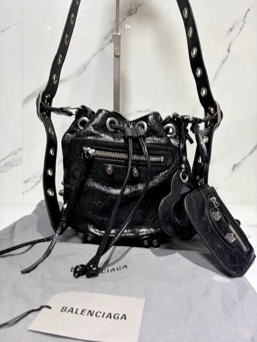A バレンシアガ ルカゴール バケットバッグ xs ブラック