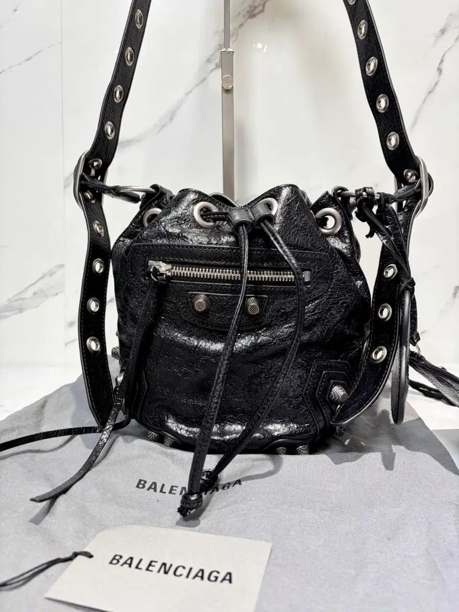 A バレンシアガ ルカゴール バケットバッグ xs ブラック
