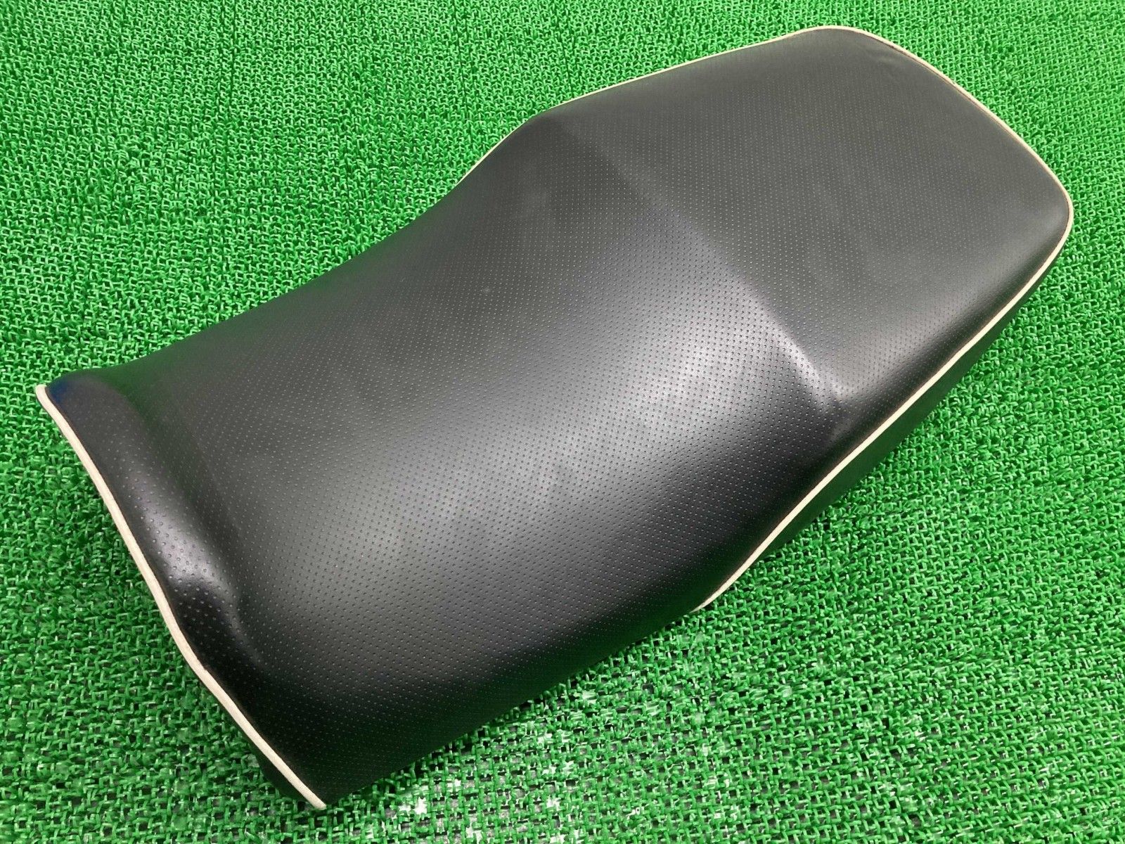 XJR 1200 シート 4 KG ヤマハ バイク 部品 RP 01 J 張り替え済み ノンスリップ 白パイピング カスタム素材に Is