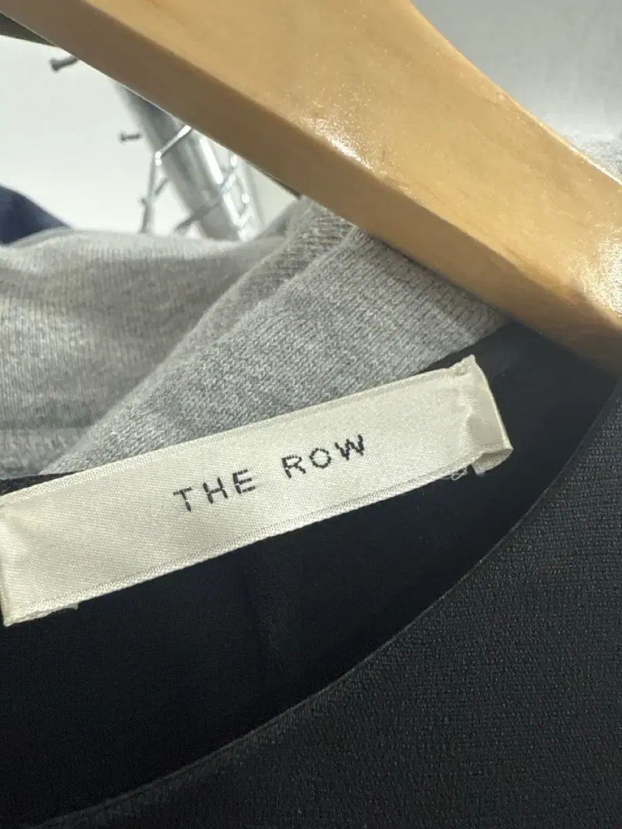 ザ ロウ ブラック 半袖 ONE PIECE