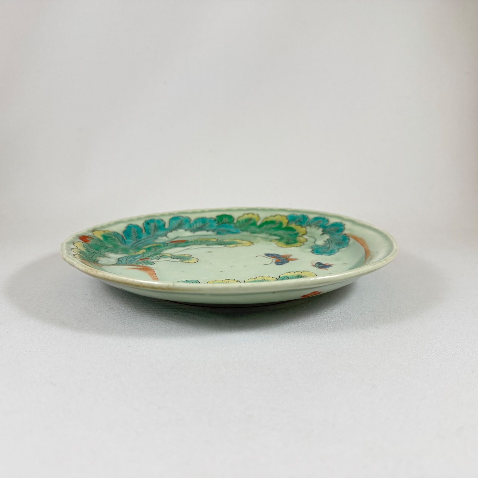 古伊万里 青磁色絵 大根に飛蝶文皿