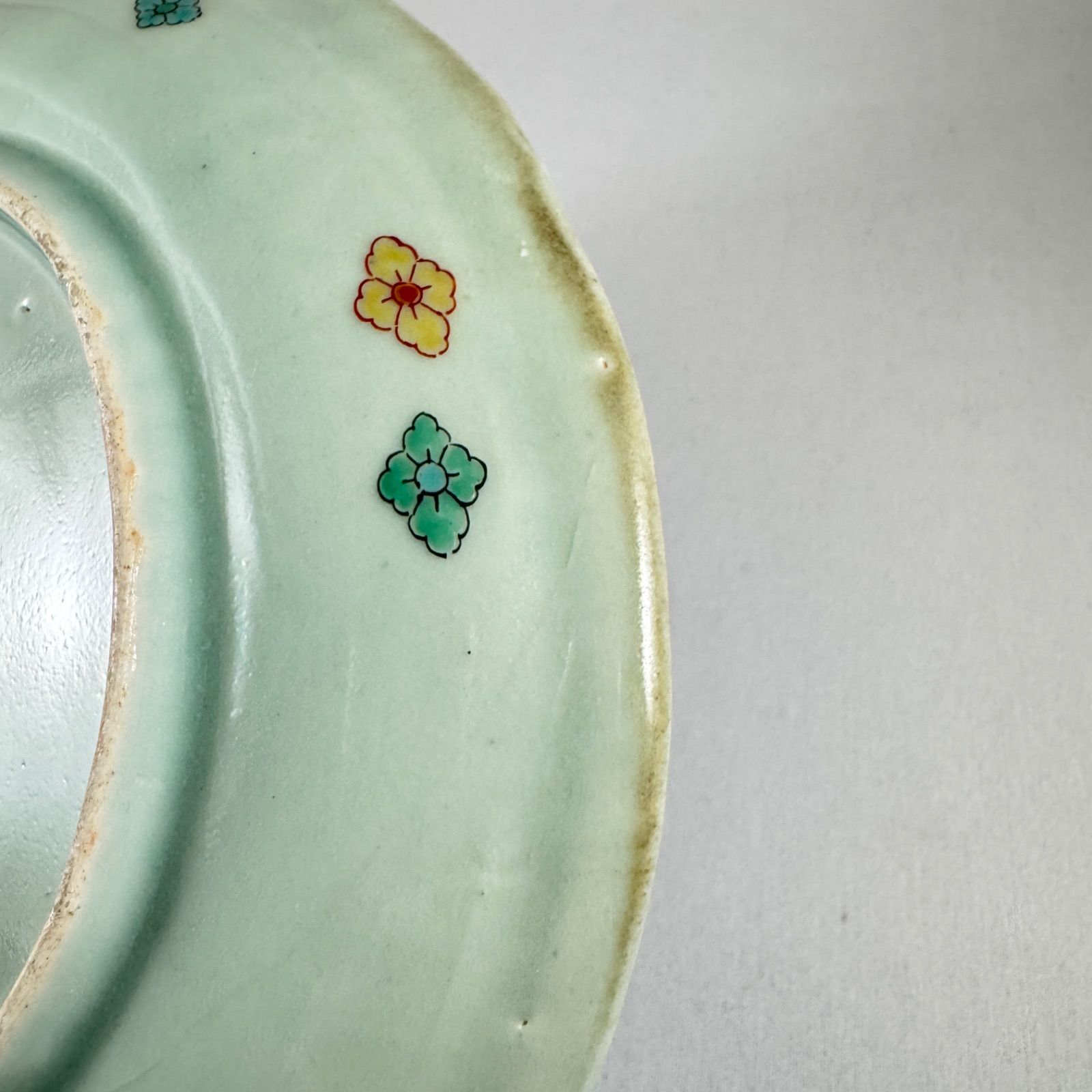 青磁色絵 大根に飛蝶文皿