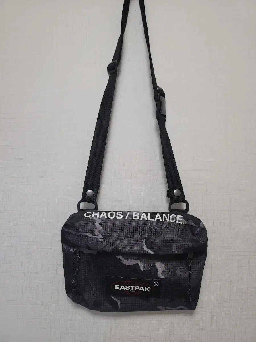 EASTPAK UNDERCOVER カモフラ ブラック クロスバッグ ショルダーバッグ