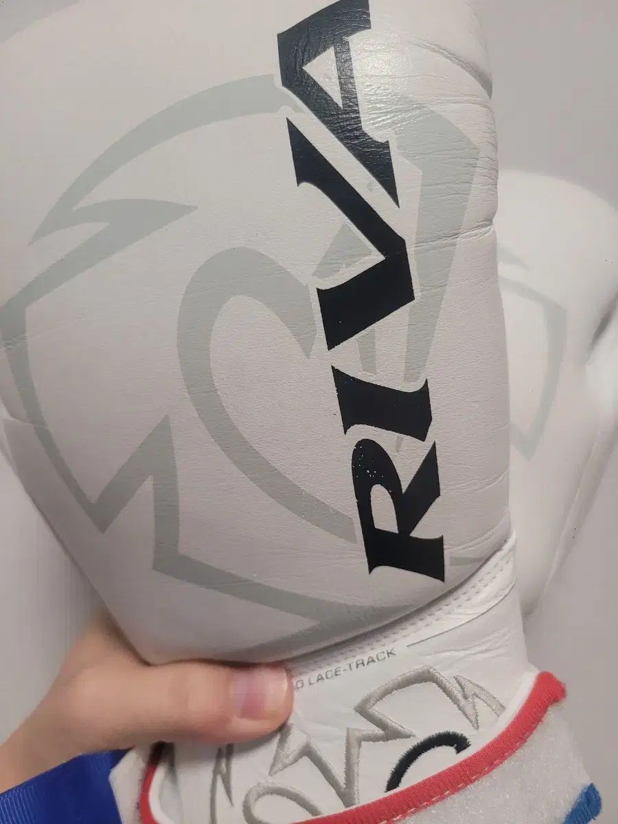 Rival RFX Guerrero スパーリングボクシンググローブ 白 14オンスです