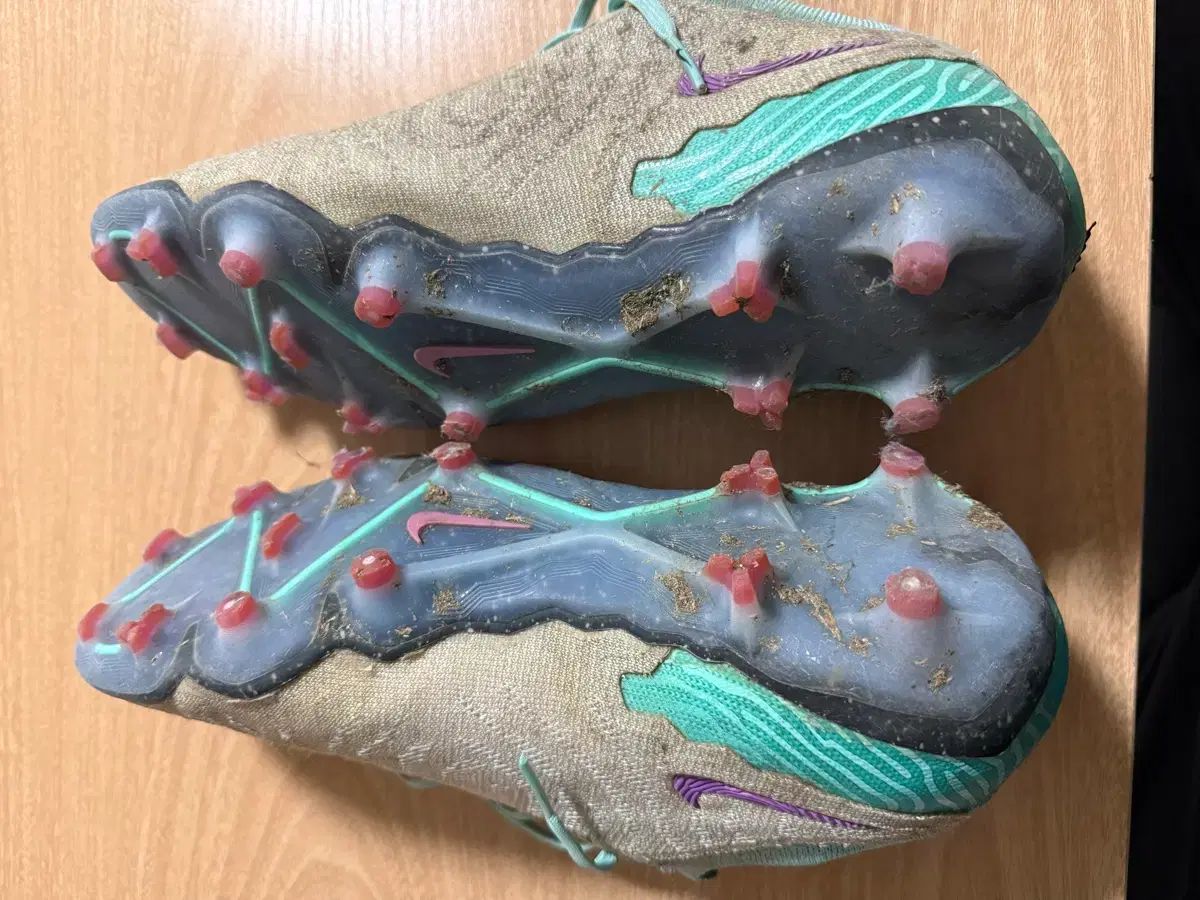 ナイキ FANTOM サッカーシューズ 275