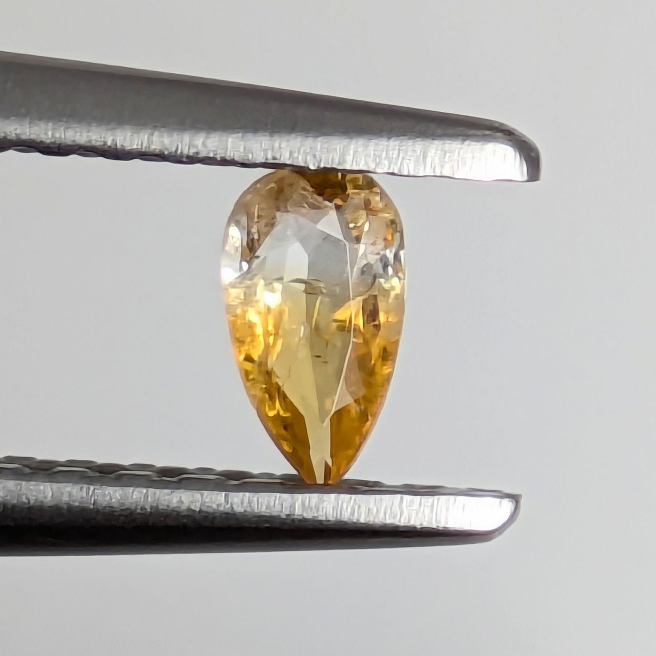 ジョウハチドウライト ミャンマー モゴック産 0.11 ct