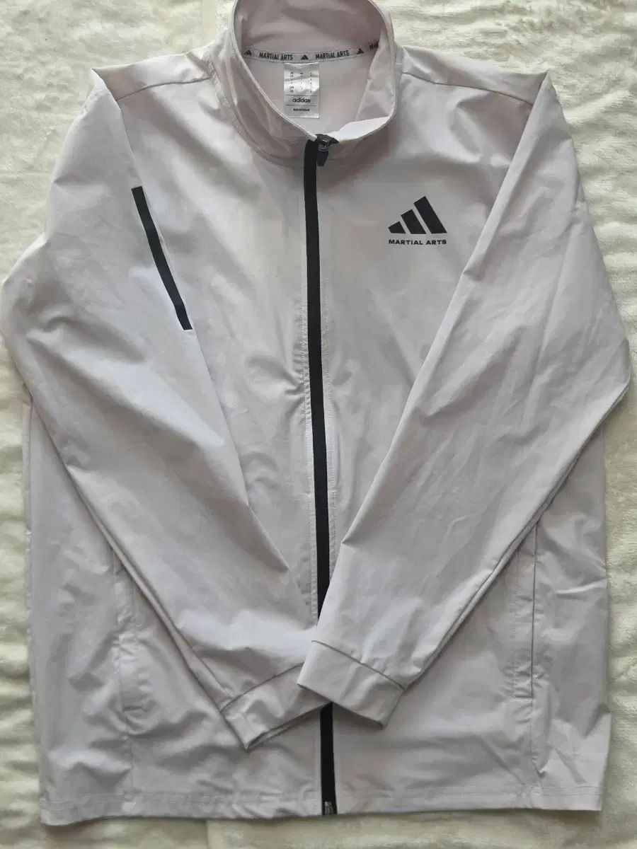 アディダス ウィンドブレーカー