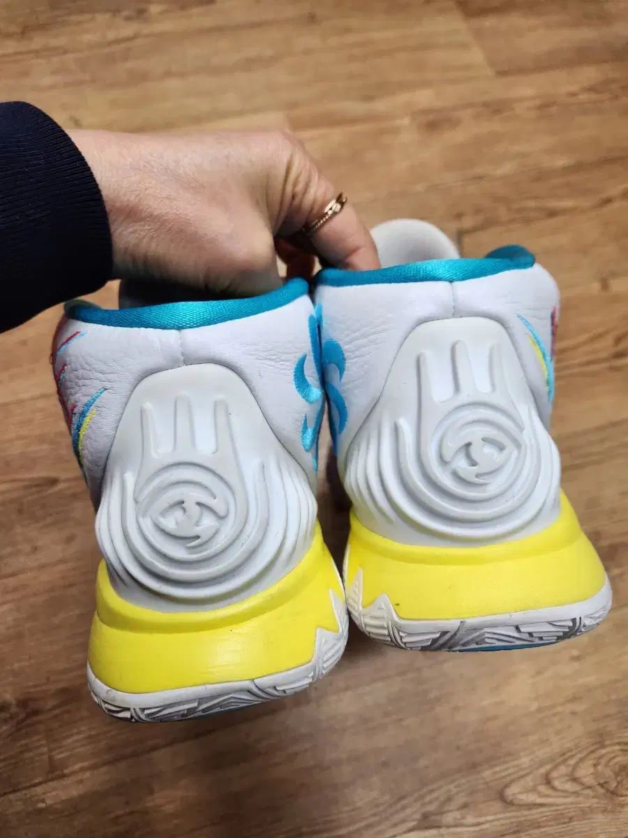 カイリー バスケシューズ