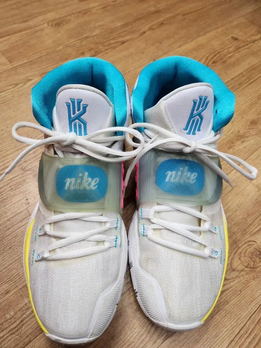 ナイキ カイリー バスケシューズ 白 ブルー