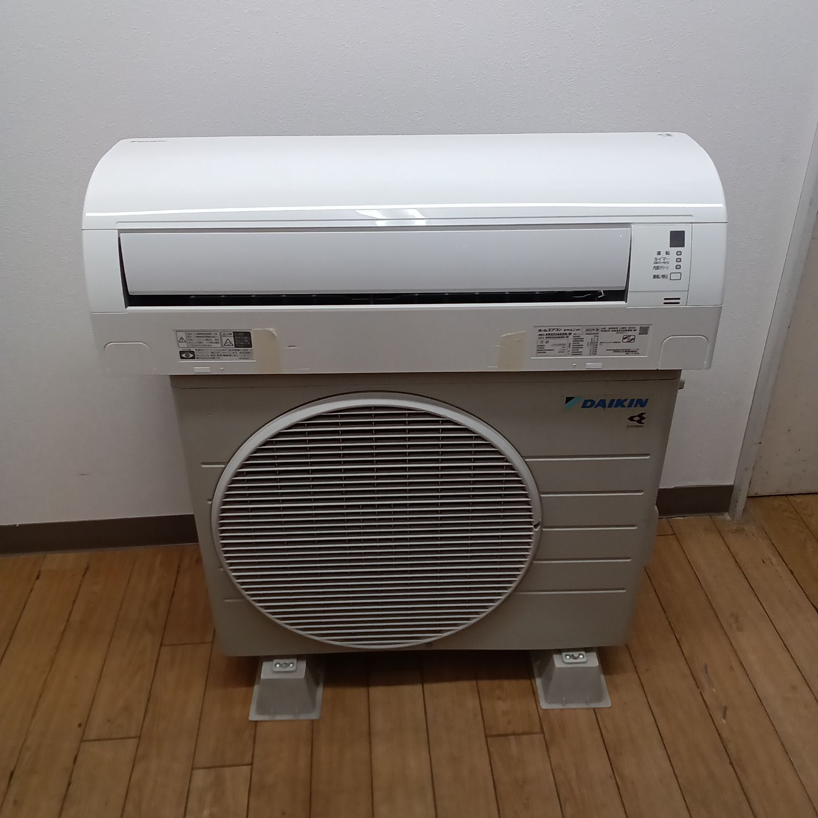 リユースの ダイキン DAIKIN ルームエアコン 2.2 kw -W 23年製 管理1218-05