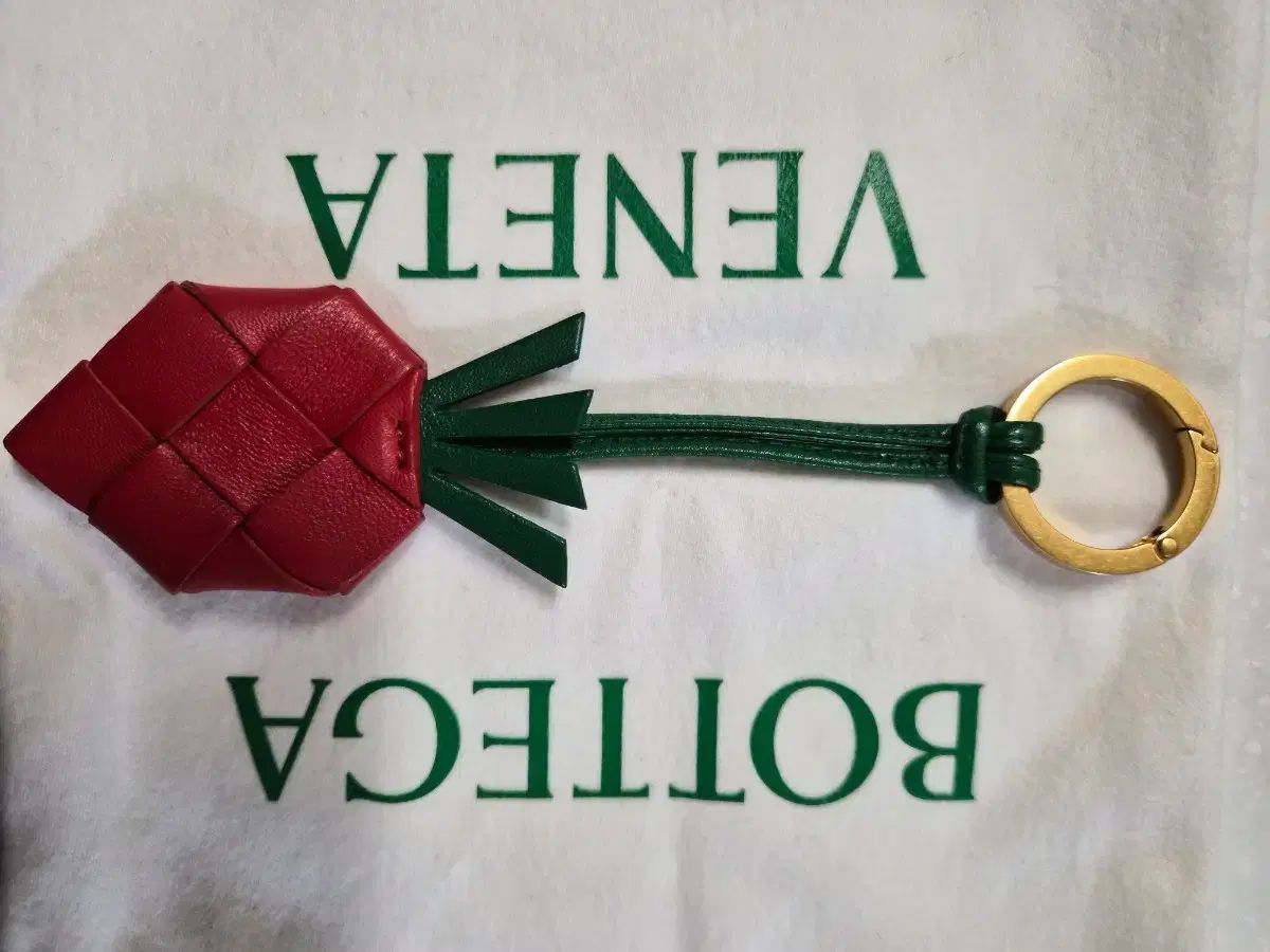 BOTTEGA VENETA ボッテガ ヴェネタ イントレチャート キーホルダー レッド