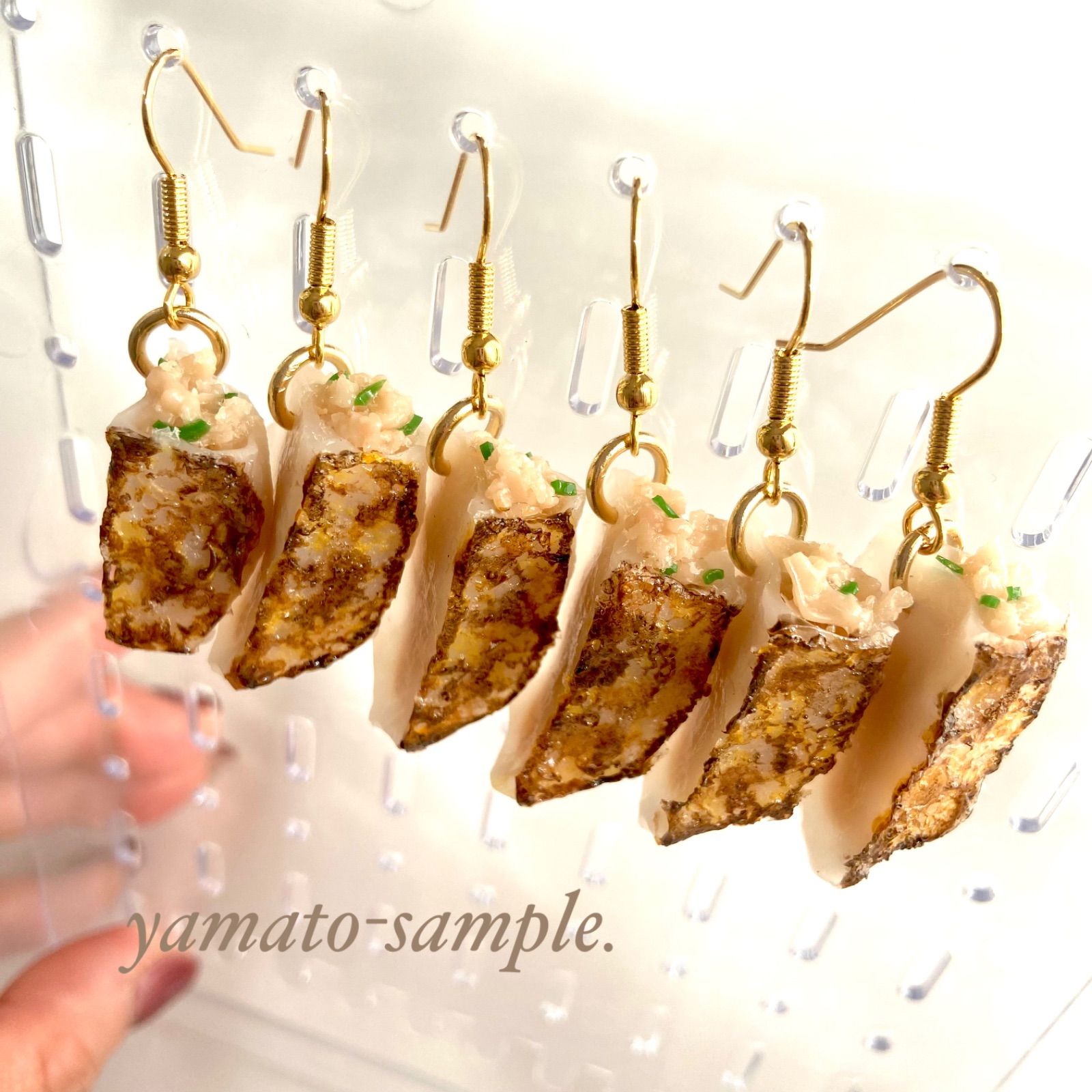 ミニサイズ！具が見えます！そして焼きたて！ 餃子 ピアスorイヤリング