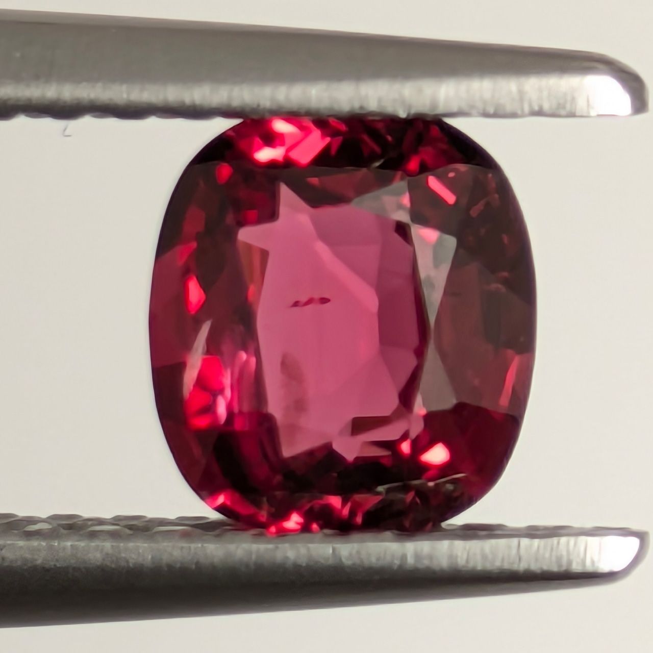 レッドスピネル ミャンマー モゴック産 0.65 ct
