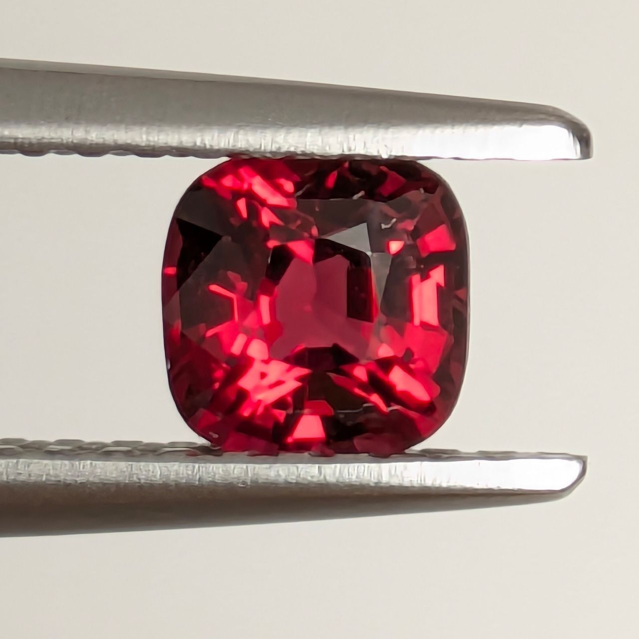 レッドスピネル ミャンマー モゴック産 0.53 ct