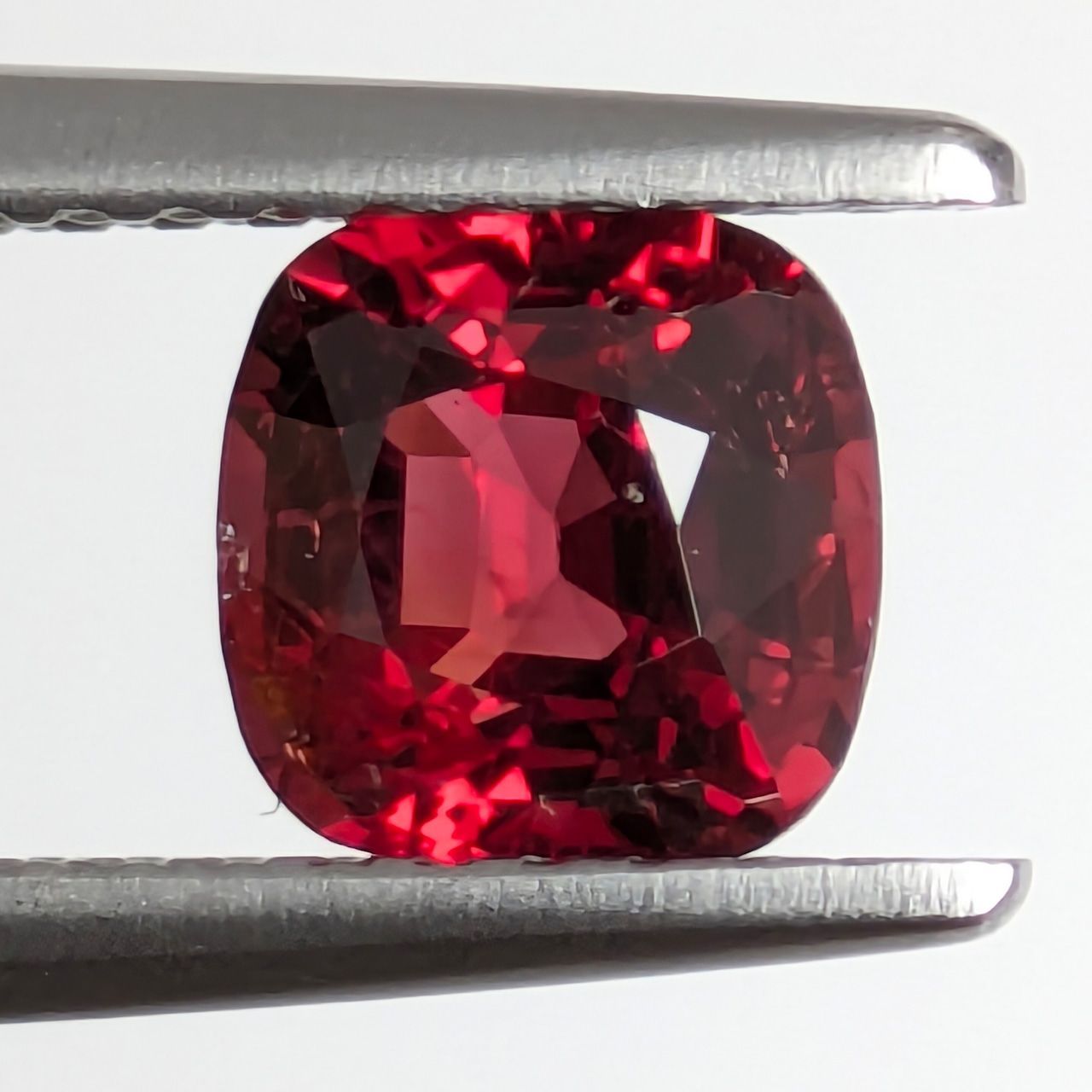 レッドスピネル ミャンマー モゴック産 0.94 ct