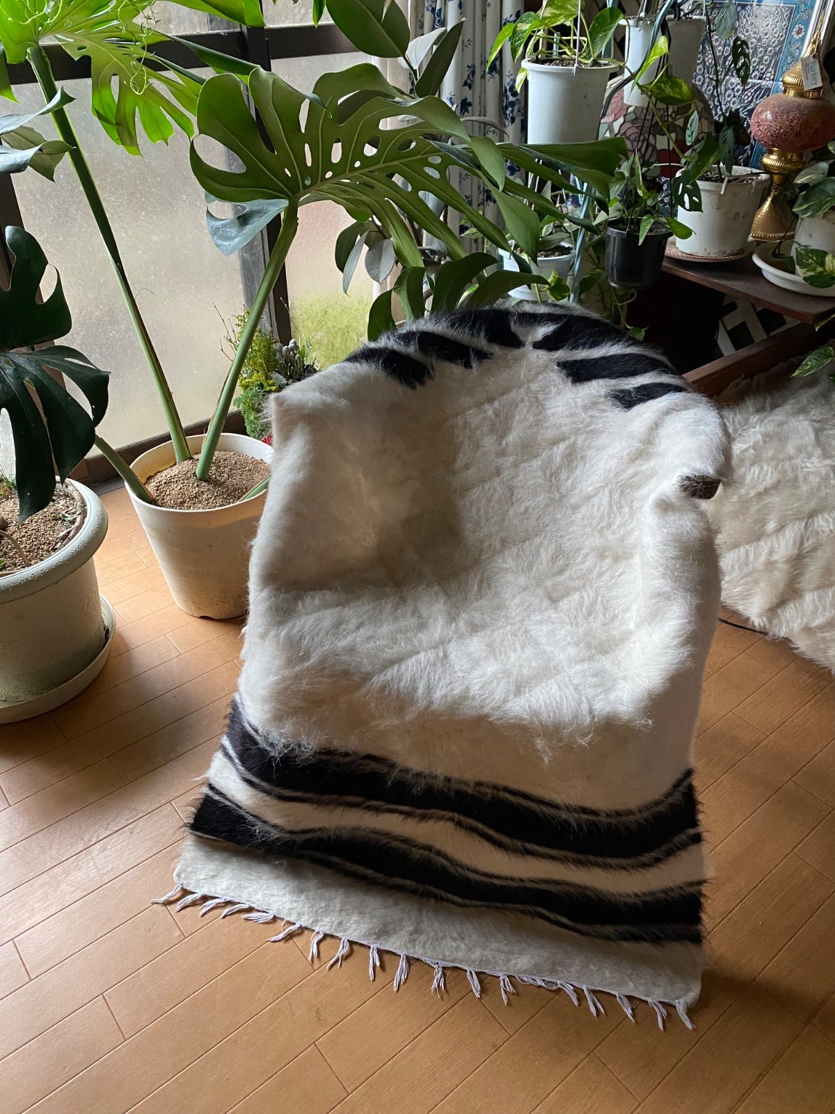 ヴィンテージ アンゴラヤギのモヘア100織り機で織られたシイルトバッタニイェ 白が基調なミフラブ柄一枚でお部屋がおしゃれに 人にも動物にも優しいエコな毛布 ラグや椅子にさりげなくかけても素敵なインテリア 当店トルコ直輸入卸売で実現の価格 ギフトにも最適