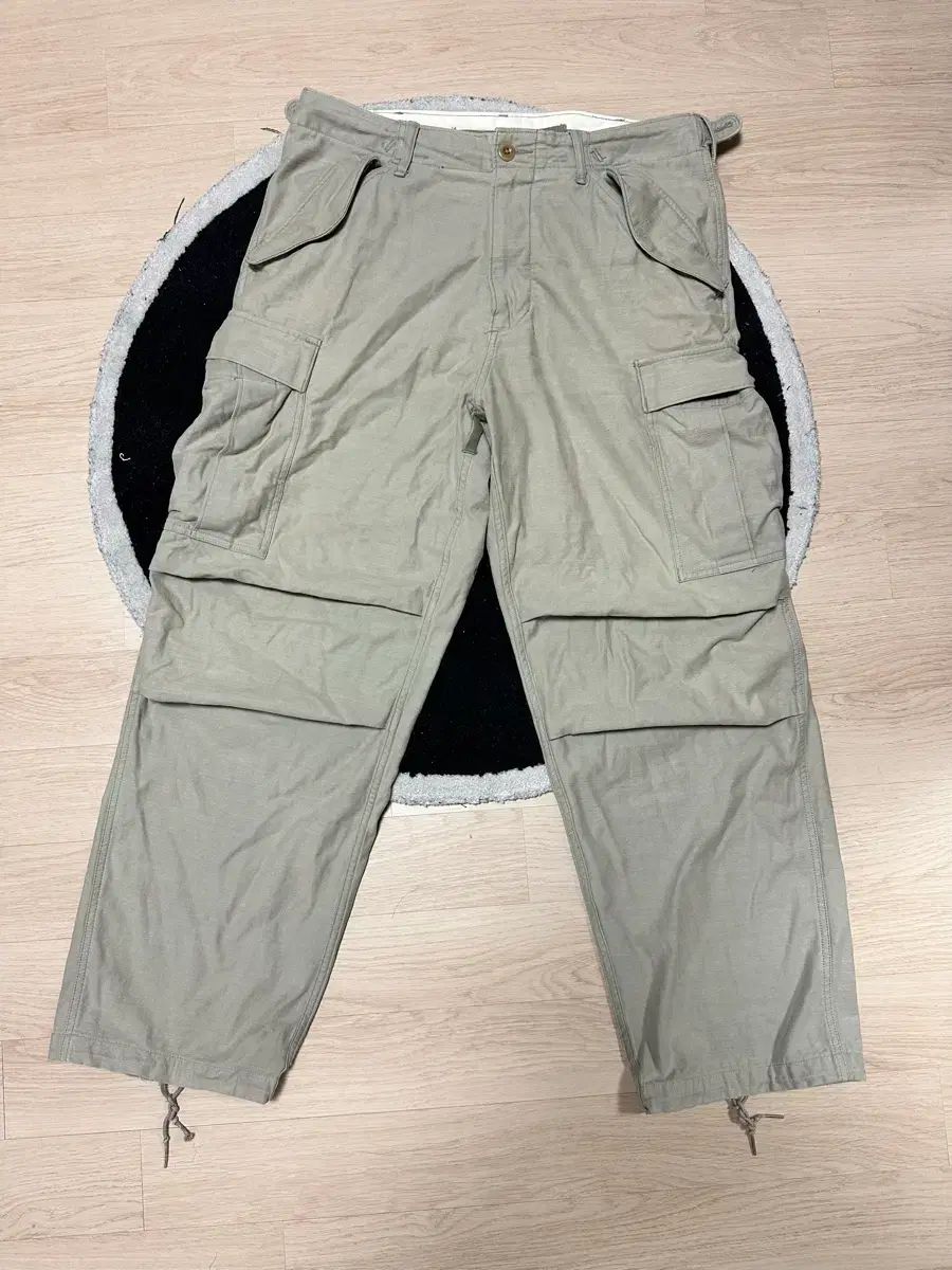 カーキ フィールド パンツ